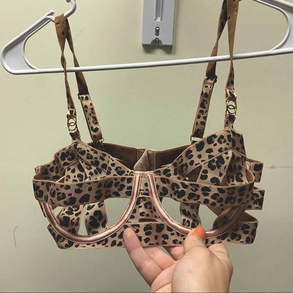 New, never worn, missing tags